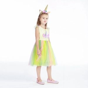 Detailansicht von Einhorn-Stirnband und Regenbogen-Netzschichten des Prinzessinnenkleids
