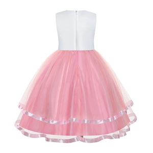 Dettaglio degli strati di tulle rosa e retro in raso con cerniera dell'abito da principessa