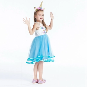 Détails de broderie licorne et jupe en tulle bleu sur cette robe pour filles