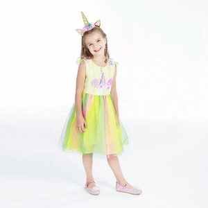 Detailaufnahme des Einhorn-Pailletten-Aufnähers und der 3D-Blüten am Mädchenfestkleid