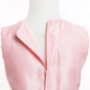 Détail de la robe licorne en satin rose montrant la fermeture éclair invisible sur mannequin