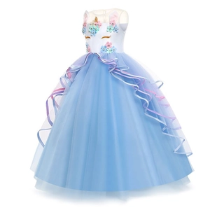 Détail de robe licorne pour fille avec broderies florales et couches de tulle bleu clair