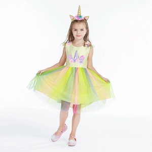 Detail eines Mädchen-Einhorn-Prinzessinnenkleids mit Stickerei und regenbogenfarbenem Tüll