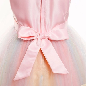 Détail d'un grand nœud en satin rose et tulle arc-en-ciel au dos d'une robe pour fille