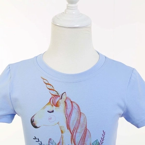 Nahaufnahme eines hellblauen Einhorn-T-Shirts mit buntem Druck und Rundhalsausschnitt