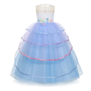 Détail des couches de tulle bleu clair et accents floraux au dos de la robe de princesse