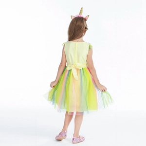 Detailansicht eines Einhorn-Prinzessinnenkleids mit gelbem Satintop und Regenbogentüll