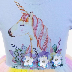 Detail von Einhorn- und Blumenprint mit 3D-Paillettenblume am blauen Prinzessinnenkleid