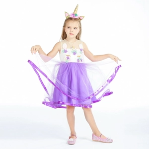 Détails d'une robe licorne en tulle pour filles avec broderie florale et serre-tête doré