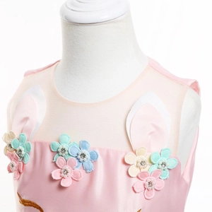 Détail de la robe licorne rose avec broderie florale 3D, perles et encolure en tulle