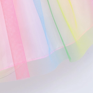 Dettaglio del tessuto in tulle arcobaleno a strati con trama a rete fine e colori pastello