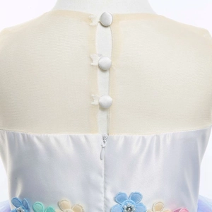 Détail du dos de la robe princesse licorne avec patchwork en mesh et appliques florales