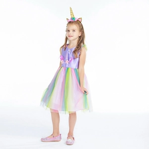 Detail eines Einhorn-Prinzessinnenkleids mit buntem Regenbogen-Tüllrock und passendem Stirnband