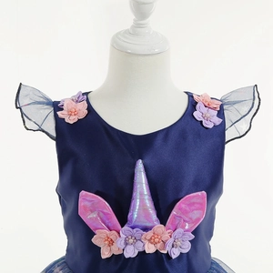 Robe de princesse licorne bleu foncé avec appliques florales 3D et finition en satin