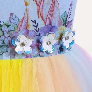 Detailaufnahme vom Mädchen Einhorn Regenbogen Tüllkleid mit 3D Pailletten Blumen