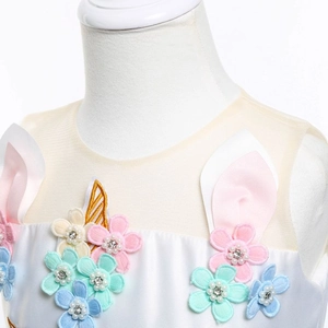 Détail du col de robe licorne avec broderies 3D et décorations de perles