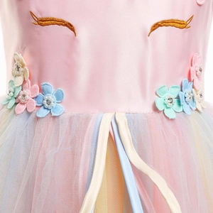 Détail de la broderie licorne et des fleurs 3D à la taille d'une robe de princesse fille