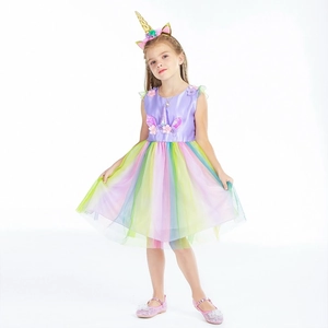 Detail eines Mädchen Einhorn-Kleides mit Blumenstickerei, Regenbogen-Tüll und Accessoires