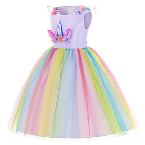 Dettaglio della gonna in tulle arcobaleno con fiori 3D sul vestito da principessa unicorno