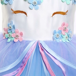 Détail de robe licorne avec broderie florale, perles et tissu en maille colorée