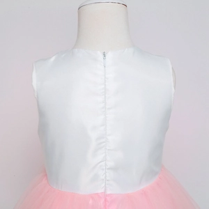 Dettaglio del corpino in raso bianco e gonna in tulle rosa con zip nascosta sul retro