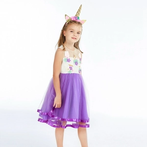 Détail de l'ensemble licorne avec robe en tulle violet et serre-tête corne dorée
