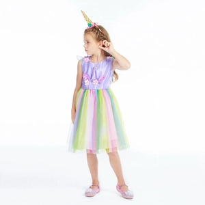 Detailansicht eines Einhornkleides für Mädchen mit Pailletten und Tüllrock