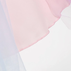 Detail von rosa und blauem Lagen-Tüllrock mit hochwertigen Nähten auf dem Satinfutter