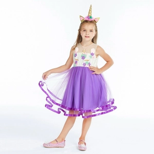 Détail de la broderie licorne et des fleurs 3D sur le corsage de la robe de fête enfant