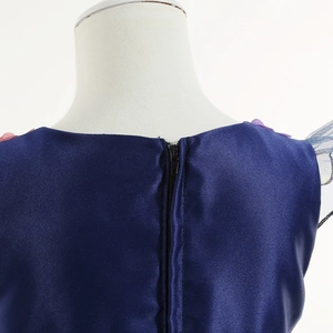 Détail du zip invisible au dos et du tissu satiné sur cette robe de princesse bleu marine