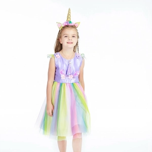 Detailset Einhorn-Prinzessinnenkleid mit Regenbogen-Tüll und passendem Blumen-Stirnband