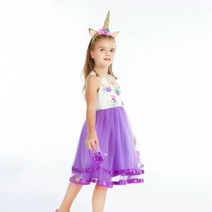 Détail de la robe licorne de Noël pour fille avec fleurs appliquées et jupe tutu en tulle violet