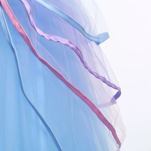 Détails de couches de tulle bleu clair avec des bords en ruban de satin violet et rose