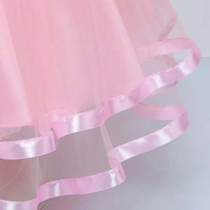 Dettaglio di tulle a rete rosa multistrato con bordo in nastro di raso per vestito