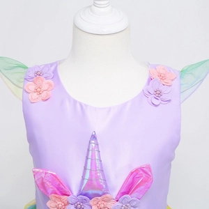 Dettaglio del vestito da principessa unicorno con fiori 3D e spalline in rete arcobaleno