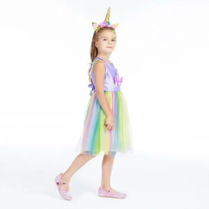 Detail eines Einhorn-Prinzessinnenkleides für Mädchen mit Tüllrock und Blumen-Stirnband