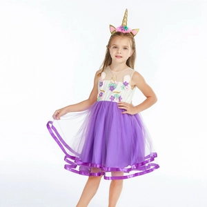Détail de robe licorne pour fille avec broderie florale et jupe en tulle violette