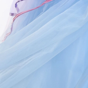 Détail du tissu en tulle bleu clair avec ruban rose et violet pour robe de fille