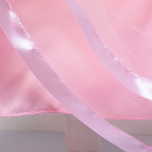 Dettaglio di strati in tulle rosa con bordi in raso per abiti da principessa per bambine