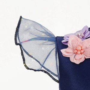 Détail du bustier en satin bleu foncé avec tulle et fleurs en soie aux tons pastel