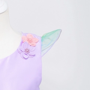 Dettaglio della spalla in raso viola con fiori 3D e decorazioni di perle sull'abito