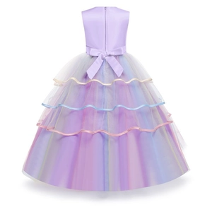 Vue arrière d'une robe licorne pour fille avec nœud en satin et jupe en tulle arc-en-ciel