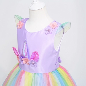 Dettaglio vestito unicorno arcobaleno con fiori 3D e gonna in tulle multistrato