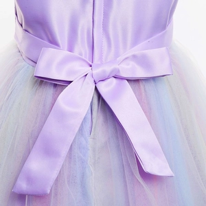Détail du dos en satin violet avec grand nœud et jupon en tulle arc-en-ciel pour fille