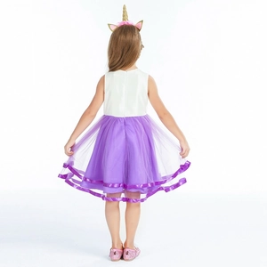 Vue de dos d'une fille en robe licorne avec jupe en tulle violet et bandeau assorti