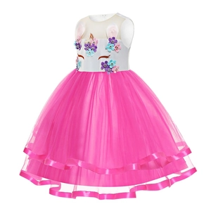 Dettaglio ricamo unicorno e fiori 3D sul vestito in tulle rosa a più strati