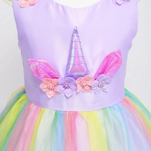 Dettaglio vestito da unicorno per bambina con fiori 3D e gonna in tulle arcobaleno
