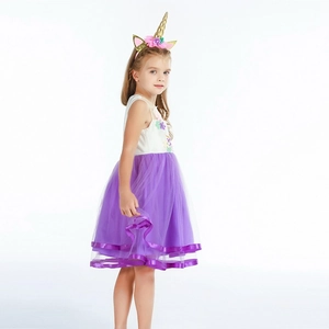 Détail du corsage licorne avec fleurs 3D colorées et jupe en tulle violette