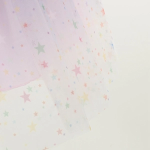 Gros plan détaillé des étoiles arc-en-ciel sur la jupe en tulle multicouche pour fillettes