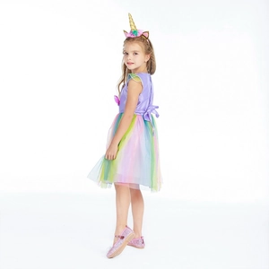 Seitenansicht des Einhorn-Prinzessinnenkleids mit Regenbogen-Tüllrock und lila Schleife